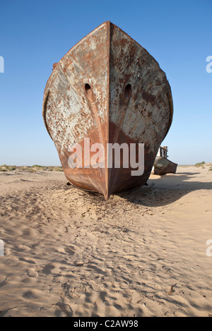 Usbekistan, Moynaq, rostige Schiffe strandeten in der Wüste, die früher der Aral-See Stockfoto