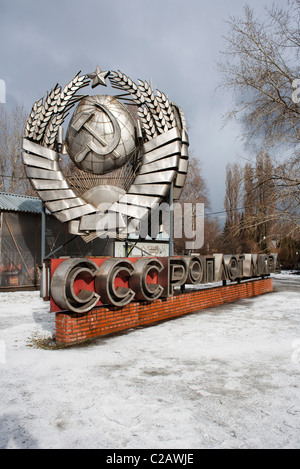 Ausrangierte CCCP-Emblem in Muzeon Park der Künste, Moskau, Russland Stockfoto