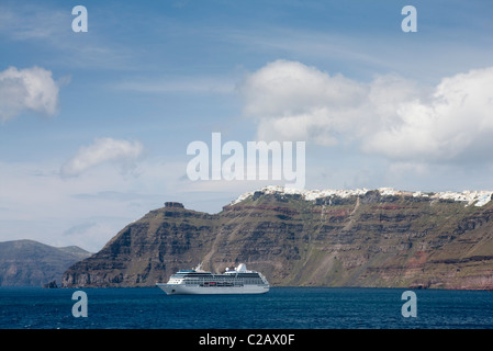 Griechenland, Kykladen, Kreuzfahrtschiff unterhalb der Insel Santorini (Thira) Stockfoto