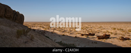 Usbekistan, Moynaq, rostige Schiffe strandeten in der Wüste, die früher der Aral-See Stockfoto