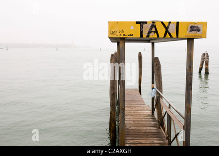 Wasser-Taxi-Stand auf dem Canal Grande, Venedig, Italien Stockfoto