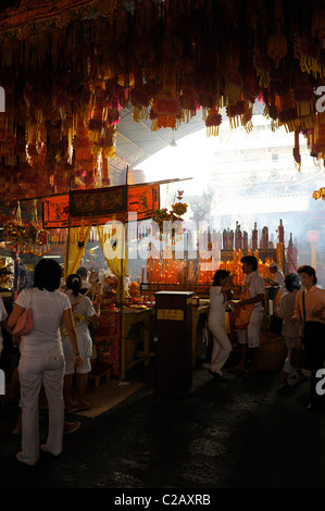 Kerzen angezündet für Glück und Wohlstand, vegetarische Festival in San Jao Sieng Kong Schrein, Wat gesungen Heng Yee, Bangkok Stockfoto