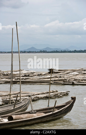 Boote und Bambus rafts auf Ayeyarwady Fluss schwimmen Stockfoto