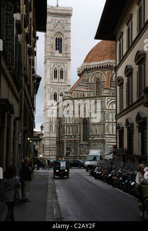 Florenz, Italien, Florenz Kathedrale und Giottos Campanile am Ende der Straße Stockfoto