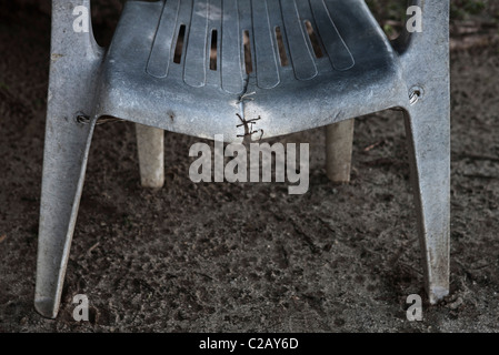 Verfallene Plastikstuhl Stockfoto