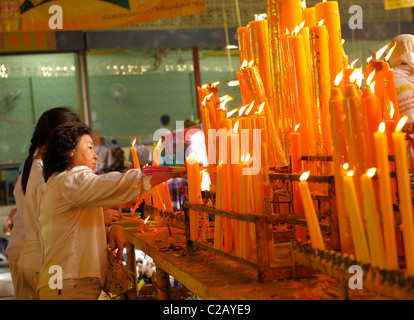 Kerzen angezündet für Glück und Wohlstand, vegetarische Festival in San Jao Sieng Kong Schrein, Wat gesungen Heng Yee, Bangkok Stockfoto