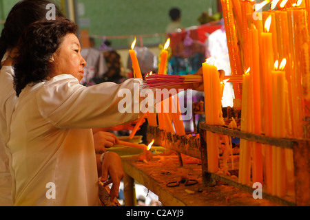 Kerzen angezündet für Glück und Wohlstand, vegetarische Festival in San Jao Sieng Kong Schrein, Wat gesungen Heng Yee, Bangkok Stockfoto