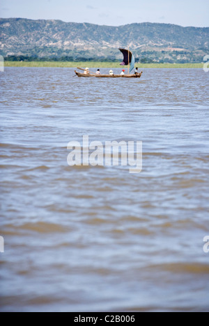 Menschen im Boot unterwegs Ayeyarwady Fluss Stockfoto