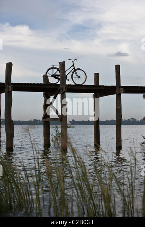 Amarapura, Myanmar, Fahrrad auf U Bein Brücke geparkt Stockfoto