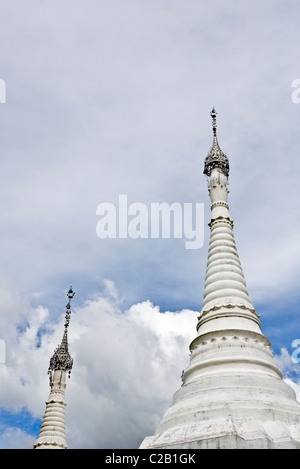 Inle-See, Myanmar, weißen Stupas, niedrigen Winkel Ansicht Stockfoto