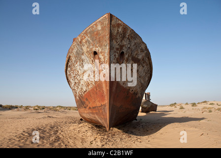 Usbekistan, Moynaq, rostige Schiffe strandeten in der Wüste, die früher der Aral-See Stockfoto