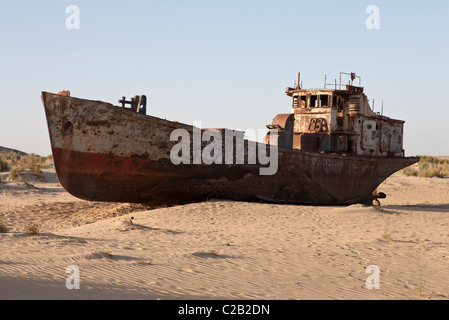 Usbekistan, Moynaq, rostige Boot gestrandet in der Wüste, die früher der Aral-See Stockfoto