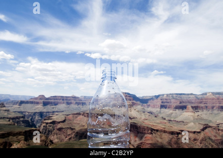 Leere Wasserflasche und den Grand Canyon, Arizona, USA Stockfoto