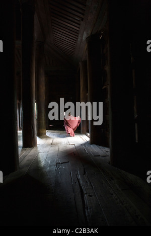 Bagaya Kyaung Kloster, Amarapura, Myanmar, Mönch in der Ferne ausgeführt Stockfoto