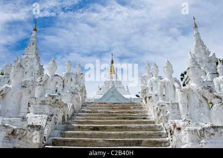 Mingun, Myanmar, Stufen hinauf zur Hsinphyumae (Myatheindan) Pagode Stockfoto