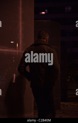 Mann zu Fuß auf der Straße bei Nacht, Rückansicht Stockfoto