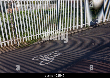 Ein pendeln Radfahrer fährt neben sonnigen Geländer auf eine Rennstreckenareal in Kennington, Südlondon. Stockfoto