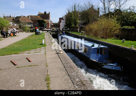 Bootfahren auf dem Kennet & Avon Canal Boot durch die Newbury Verriegelung bei Newbury Berkshire England UK Stockfoto