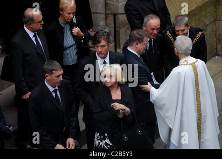 Richard Madeley und Judy Finnegan der Beerdigung von Tony Wilson, der Gründer von "Factory Records". Der Service findet an der Stockfoto