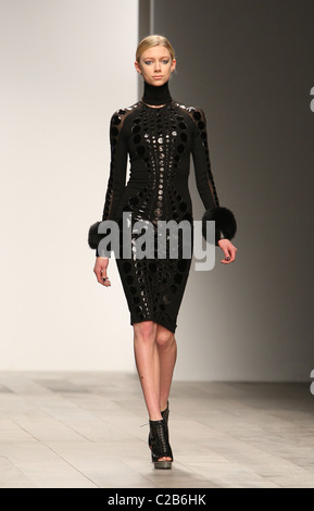 David Koma Laufsteg auf der London Fashion Week HW 2011/2012. Stockfoto