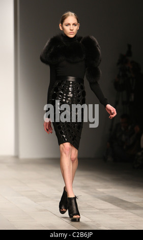 David Koma Laufsteg auf der London Fashion Week HW 2011/2012. Stockfoto