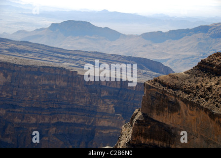 Oman, Jebel Shams, Omans höchster Berg, der Berg der Sonne, 3075 Meter, bekannt als der Grand Canyon of Arabia mit ihm Stockfoto