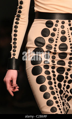 David Koma Laufsteg auf der London Fashion Week HW 2011/2012. Stockfoto