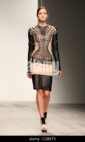 David Koma Laufsteg auf der London Fashion Week HW 2011/2012. Stockfoto