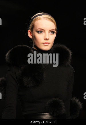 David Koma Laufsteg auf der London Fashion Week HW 2011/2012. Stockfoto