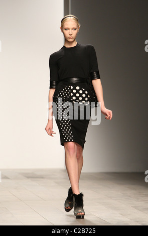 David Koma Laufsteg auf der London Fashion Week HW 2011/2012. Stockfoto