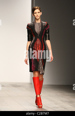 David Koma Laufsteg auf der London Fashion Week HW 2011/2012. Stockfoto