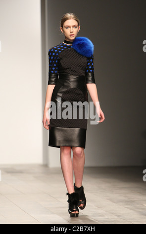 David Koma Laufsteg auf der London Fashion Week HW 2011/2012. Stockfoto