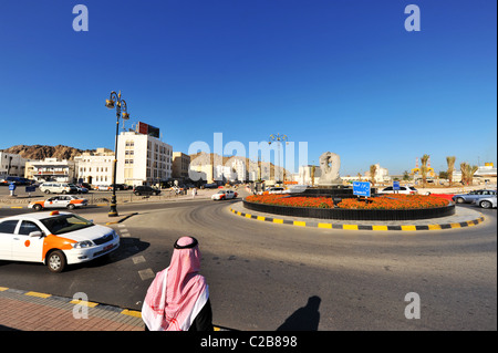 Oman, Muscat, Statue von zwei Fische bilden einen Kreis, auf der Corniche, neben dem Muttrah Hafengebiet und Straße in th angezeigt Stockfoto