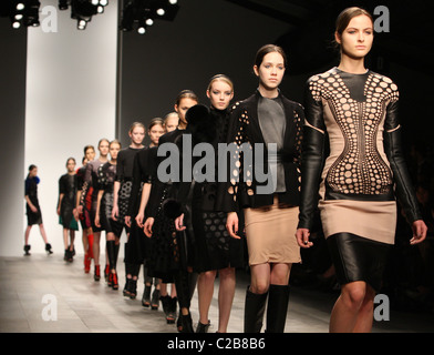 David Koma Laufsteg auf der London Fashion Week HW 2011/2012. Stockfoto