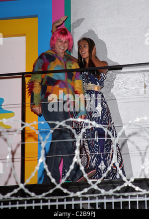 Kara-Louise Horne und Tracey Barnard bekommen von Big Brother 8 - 2007 an der Elstree Studios in Hertfordshire, England - vertrieben. Stockfoto