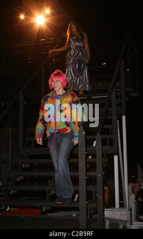 Kara-Louise Horne und Tracey Barnard bekommen von Big Brother 8 - 2007 an der Elstree Studios in Hertfordshire, England - vertrieben. Stockfoto