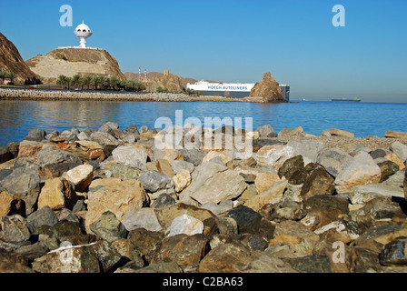 Oman, Maskat, schöne Aussicht auf das Meer und das Hafenviertel Muttrah, die riesigen ornamentalen weißen Weihrauch-Brenner in der Al-Riyam Par Stockfoto