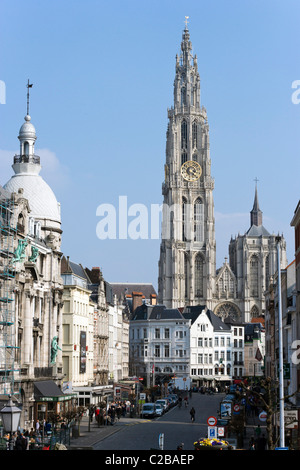 Zeigen Sie auf Suikerrui in Richtung Onze-Lieve-Vrouwekathedraal (Kathedrale Notre-Dame), Antwerpen, Belgien an Stockfoto