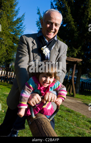 Großvater und Enkelin auf einer Wippe Stockfoto