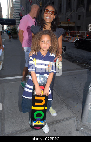 Robin Givens unterwegs mit ihrer Familie, einschließlich Söhne Michael und William New York City, USA - 26.08.07 Stockfoto