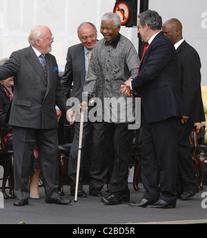 Nelson Mandela wird eingeschaltet 18. Juli 2008 zu diesem Anlass er ein 46664-Konzert im Hyde Park, London auf Juni hält 90 Stockfoto