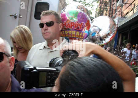 Cameron Diaz Paparazzi-Fotografen überraschen mit einer Geburtstagskarte und Luftballons auf die Filmkulisse für Cameron Diaz ' was passiert Stockfoto