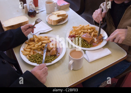 Steak und Kidney Pie, Chips und matschige Erbsen Tassen Tee. Mittagessen. Regency Cafe Westminster London SW1 England UK. 2011 2010er Jahre HOMER SYKES Stockfoto