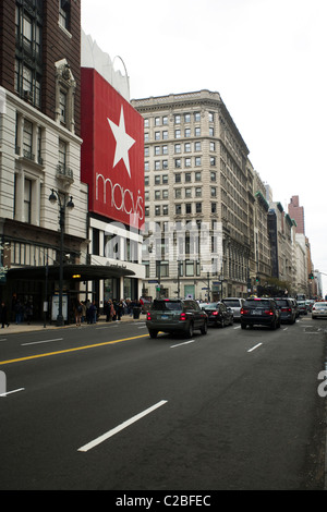 Macy's Store und Straße Fassade in Manhattan New York mit Verkehr Stockfoto