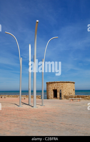 Torre De La Mata Wachturm am Plaza Del Embarcadero in Torrevieja, Alicante, Spanien. Stockfoto