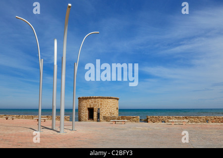 Torre De La Mata Wachturm am Plaza Del Embarcadero in Torrevieja, Alicante, Spanien. Stockfoto