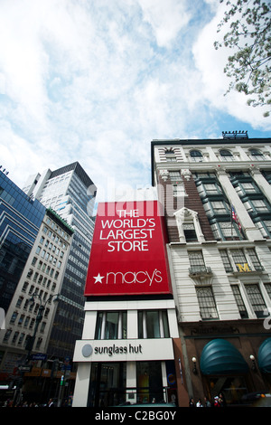 Macy's Store und Straße Fassade in Manhattan New York mit Verkehr Stockfoto