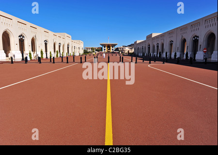 Oman, Maskat, Gebäudehülle mit Polen in einer Reihe auf dem Hof angeordnet Stockfoto