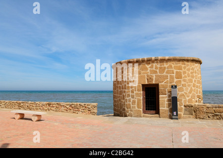 Torre De La Mata Wachturm am Plaza Del Embarcadero in Torrevieja, Alicante, Spanien. Stockfoto