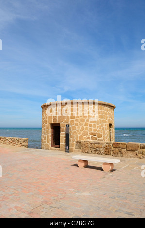 Torre De La Mata Wachturm am Plaza Del Embarcadero in Torrevieja, Alicante, Spanien. Stockfoto